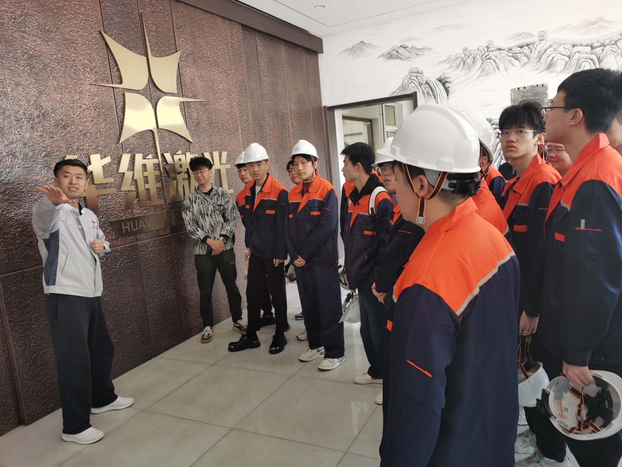 Učitelia a študenti z technologickej univerzity v Shenyang navštívili spoločnosť Huawei Laser Equipment Manufacturing Co., Ltd.